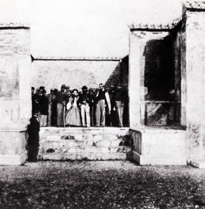 Pompei, il Generale Giuseppe Garibaldi con il suo Stato Maggiore in visita agli scavi, 22 ottobre 1860. Foto stereoscopica di Giorgio Sommer – Roma, Istituto per la Storia del Risorgimento Italiano