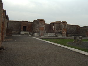 Pompei, Pantheon, il monumento che nel Macellum fece da scena per la foto di Giorgio Sommer al Generale Garibaldi e al suoi ufficiali 